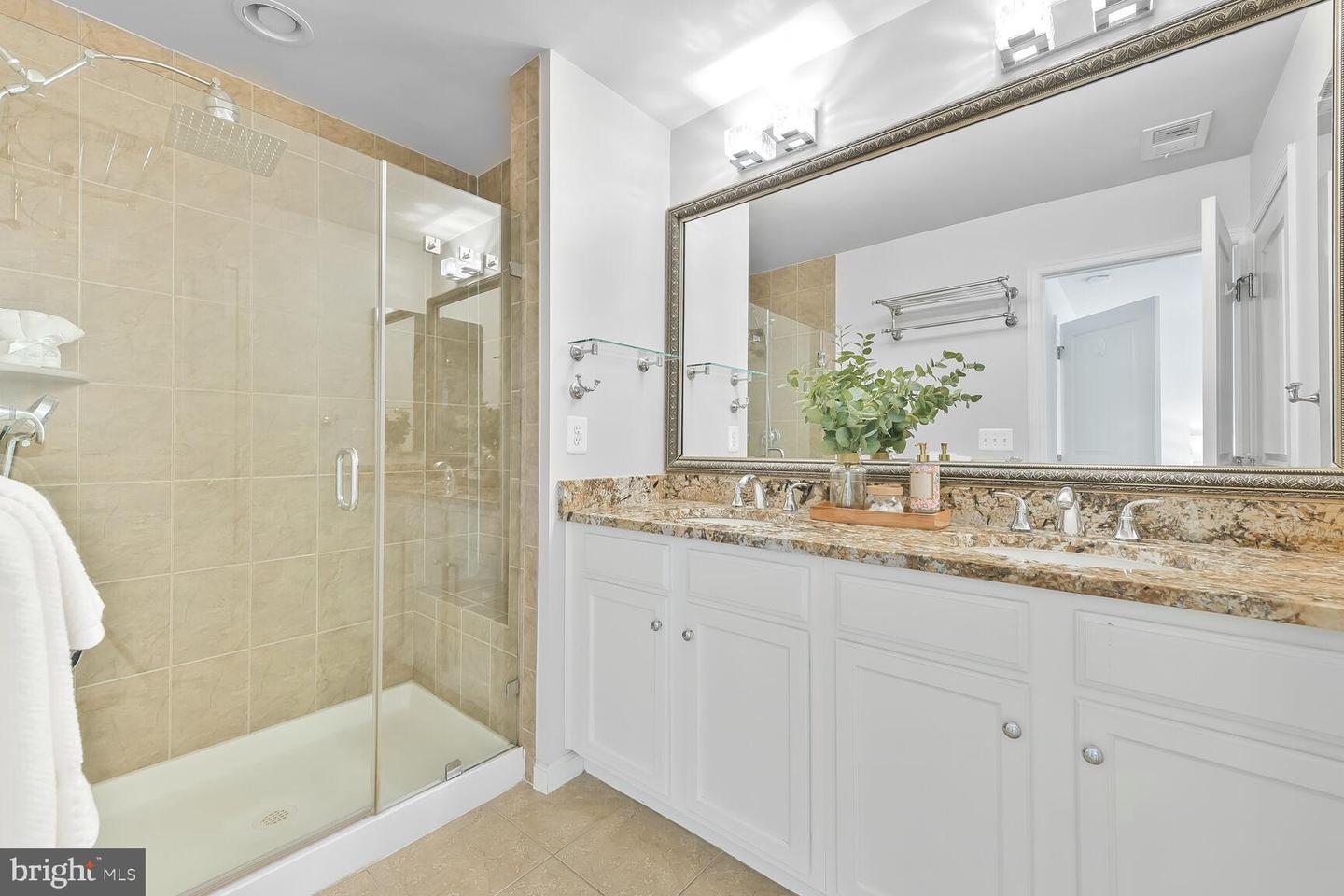 2541 S Kenmore Ct Property Photo 17