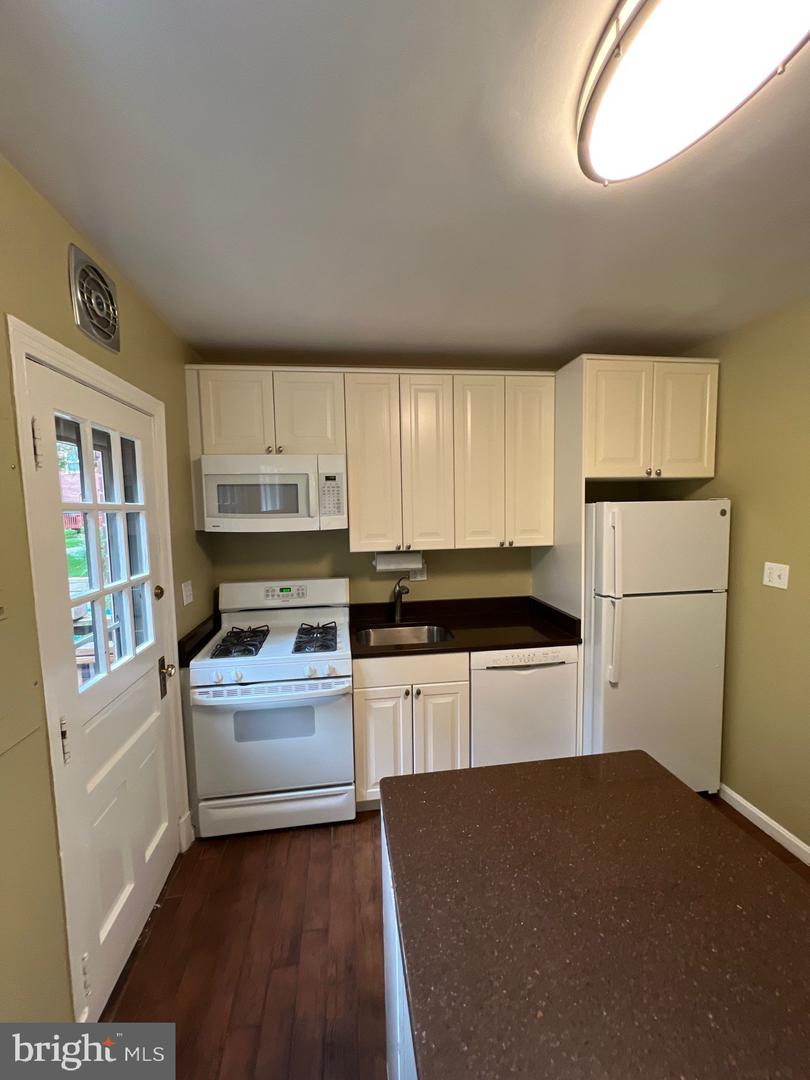 1501 S Edgewood St #572 Property Photo 4