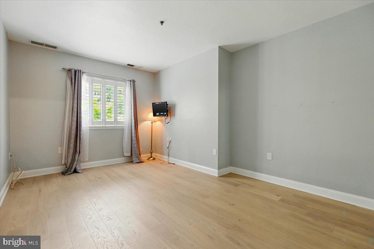 1211 S Eads St #103 Property Photo 11