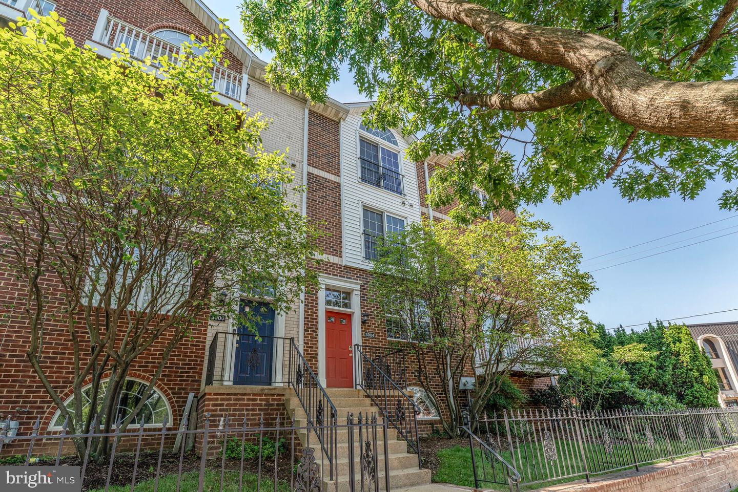 3004 S Glebe Rd Property Photo 1
