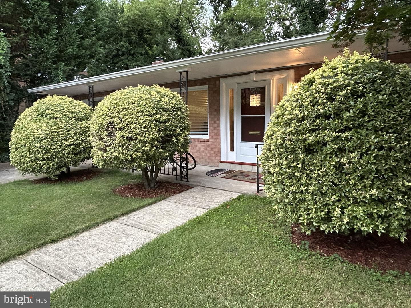 2735 S Grove St Property Photo 3
