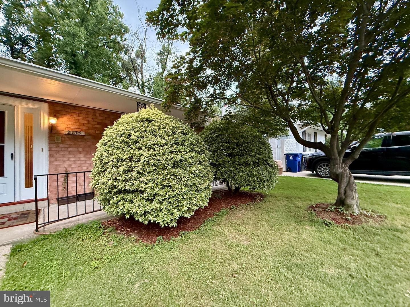 2735 S Grove St Property Photo 5