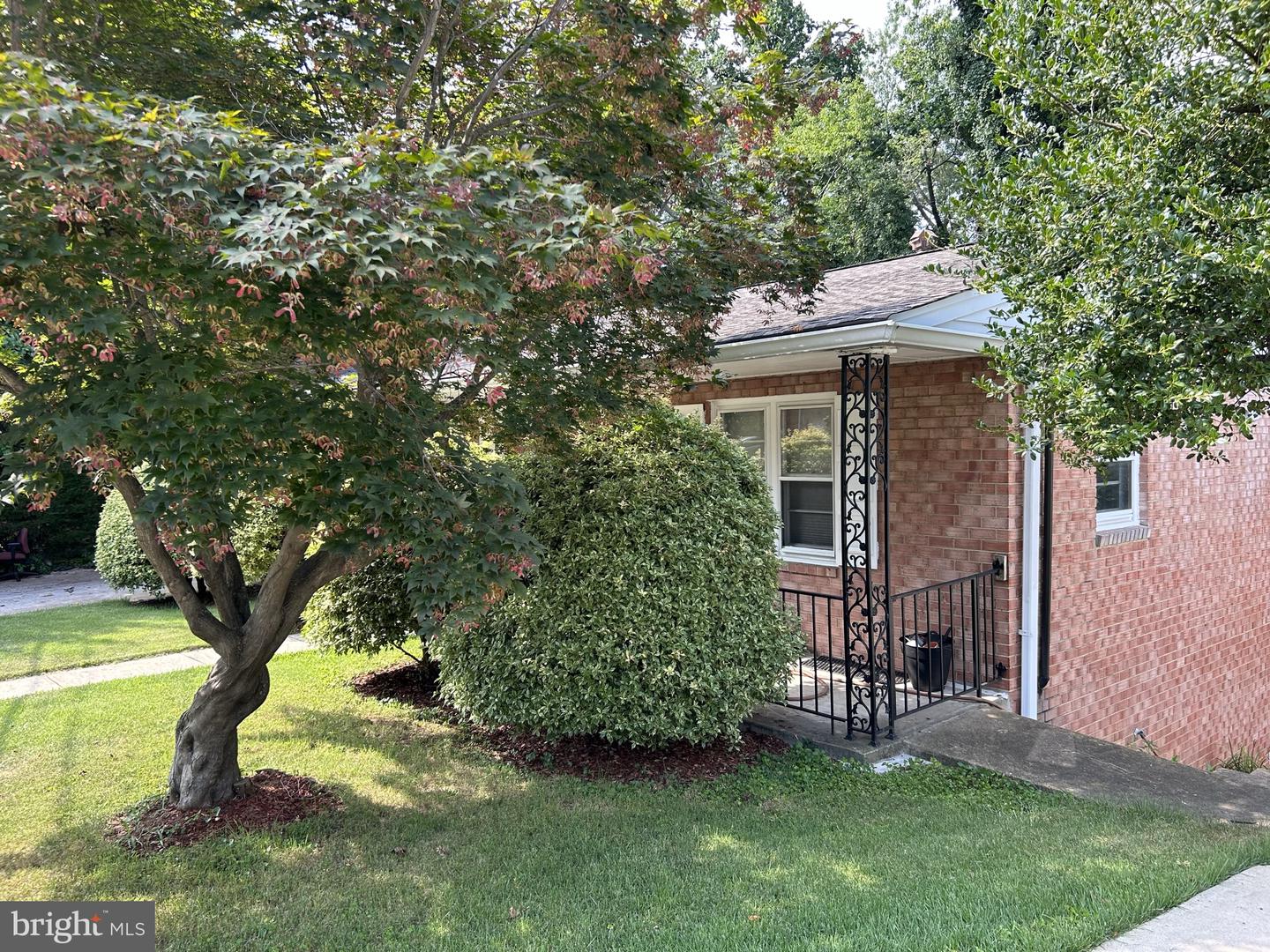 2735 S Grove St Property Photo 6