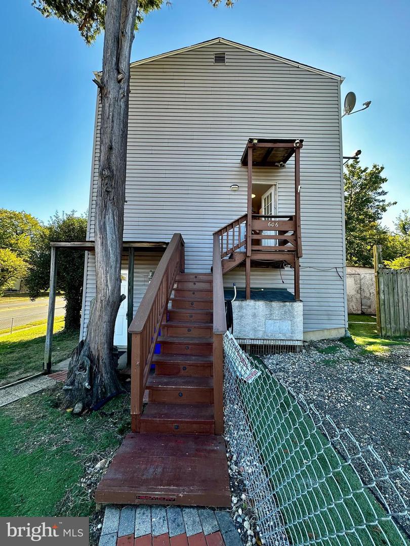 606 S Glebe Rd Property Photo 1