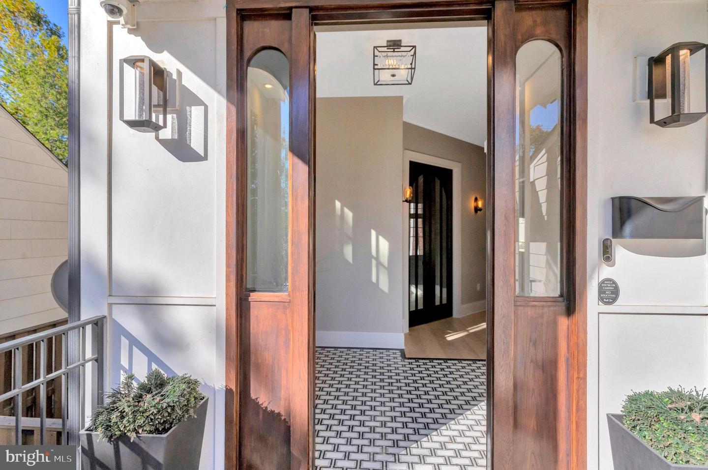 710 N Highland St Property Photo 2