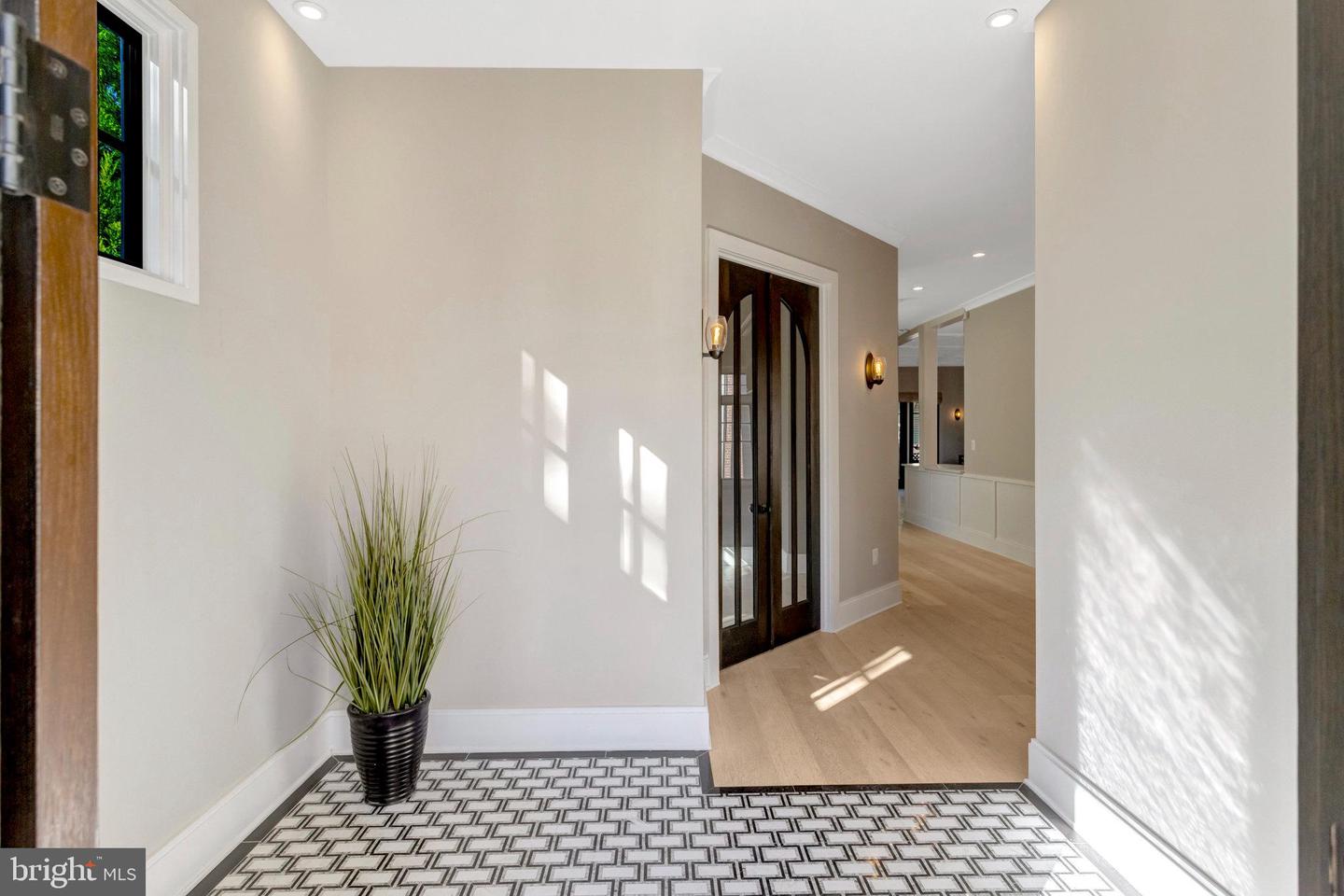 710 N Highland St Property Photo 3