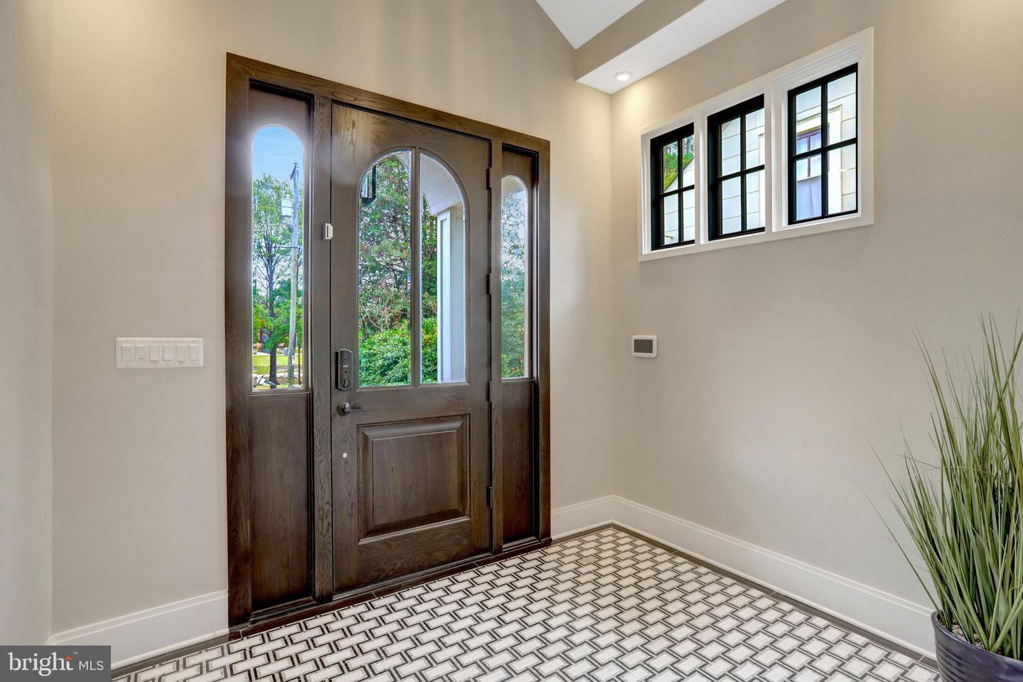 710 N Highland St Property Photo 4