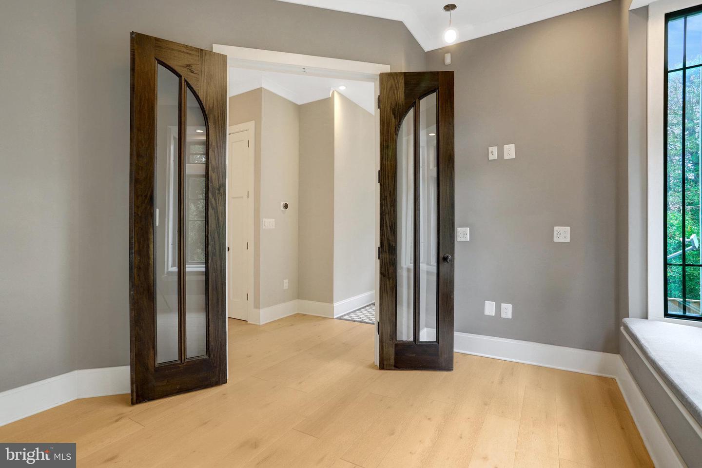 710 N Highland St Property Photo 5