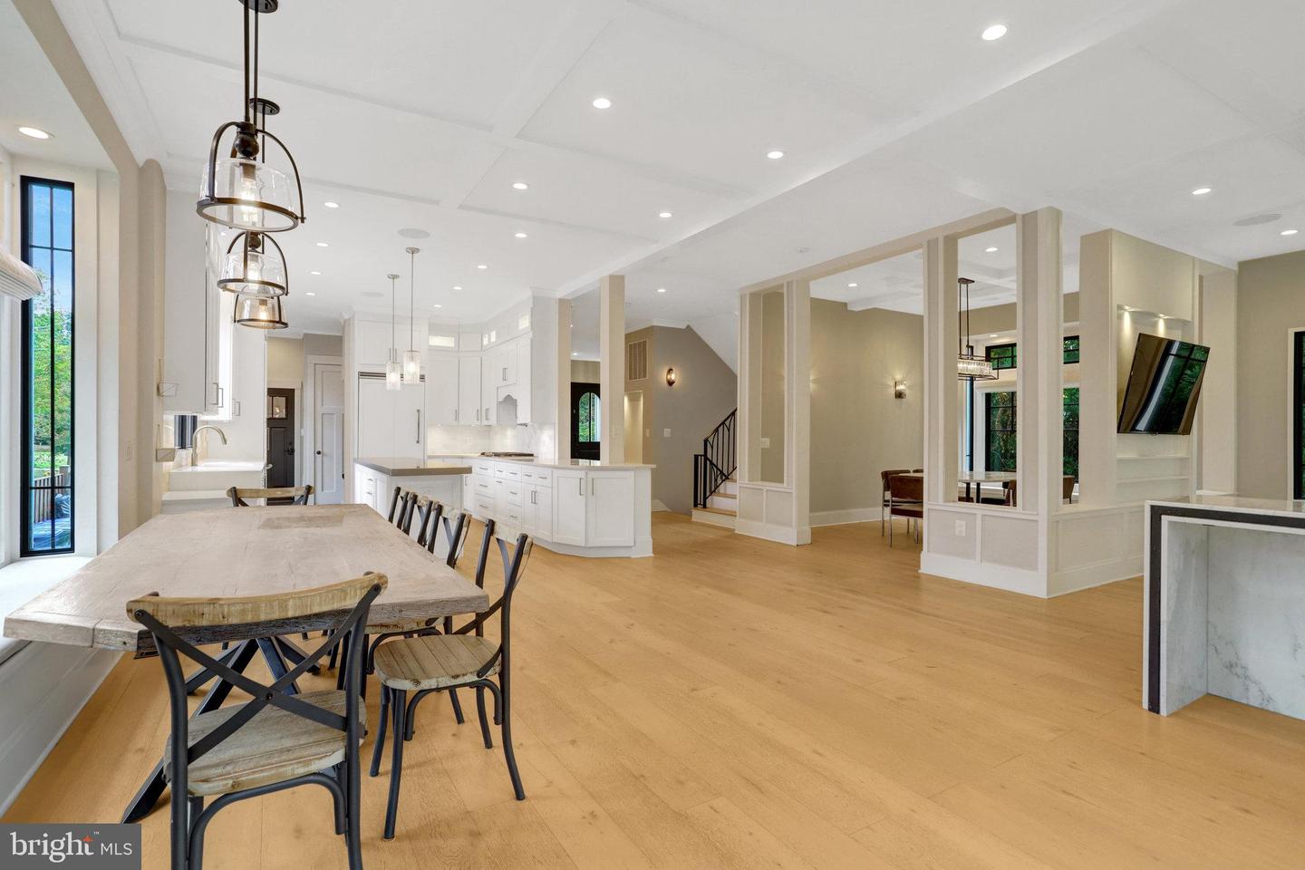 710 N Highland St Property Photo 6