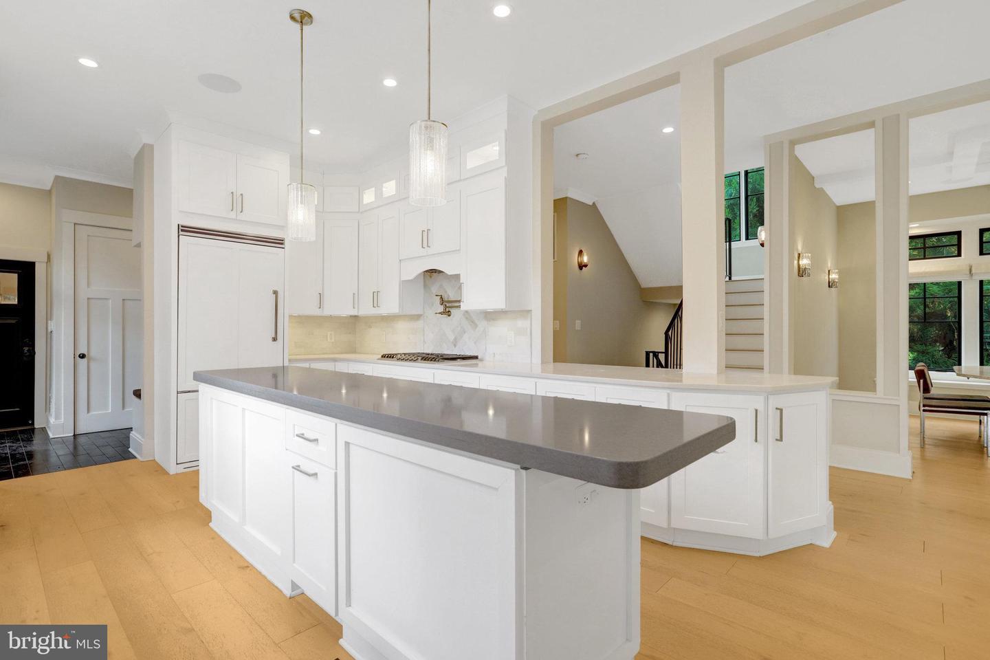 710 N Highland St Property Photo 7