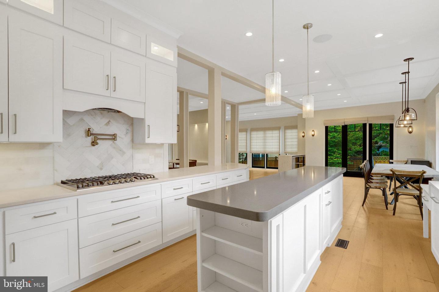 710 N Highland St Property Photo 9