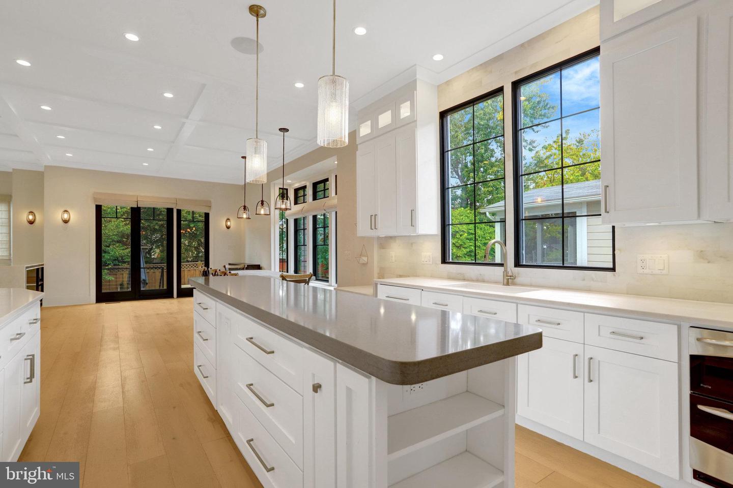 710 N Highland St Property Photo 10