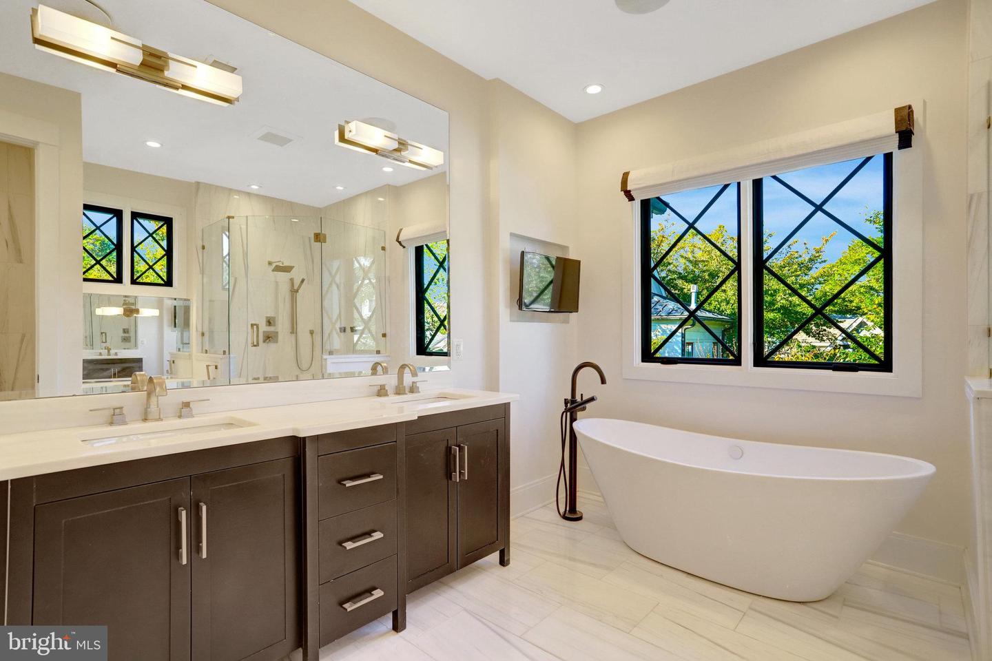 710 N Highland St Property Photo 27