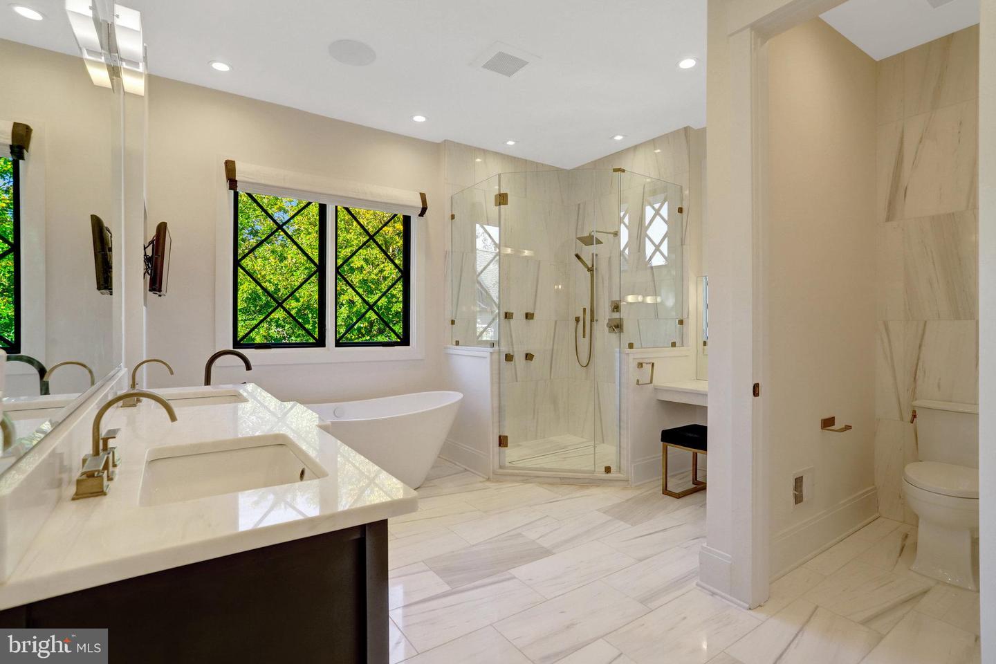 710 N Highland St Property Photo 28