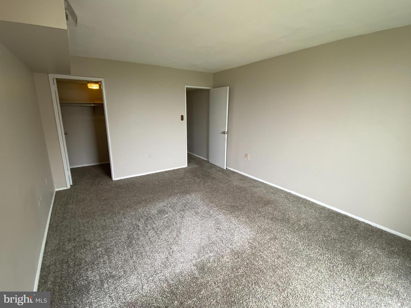 4600 S Four Mile Run Dr #827 Property Photo 23