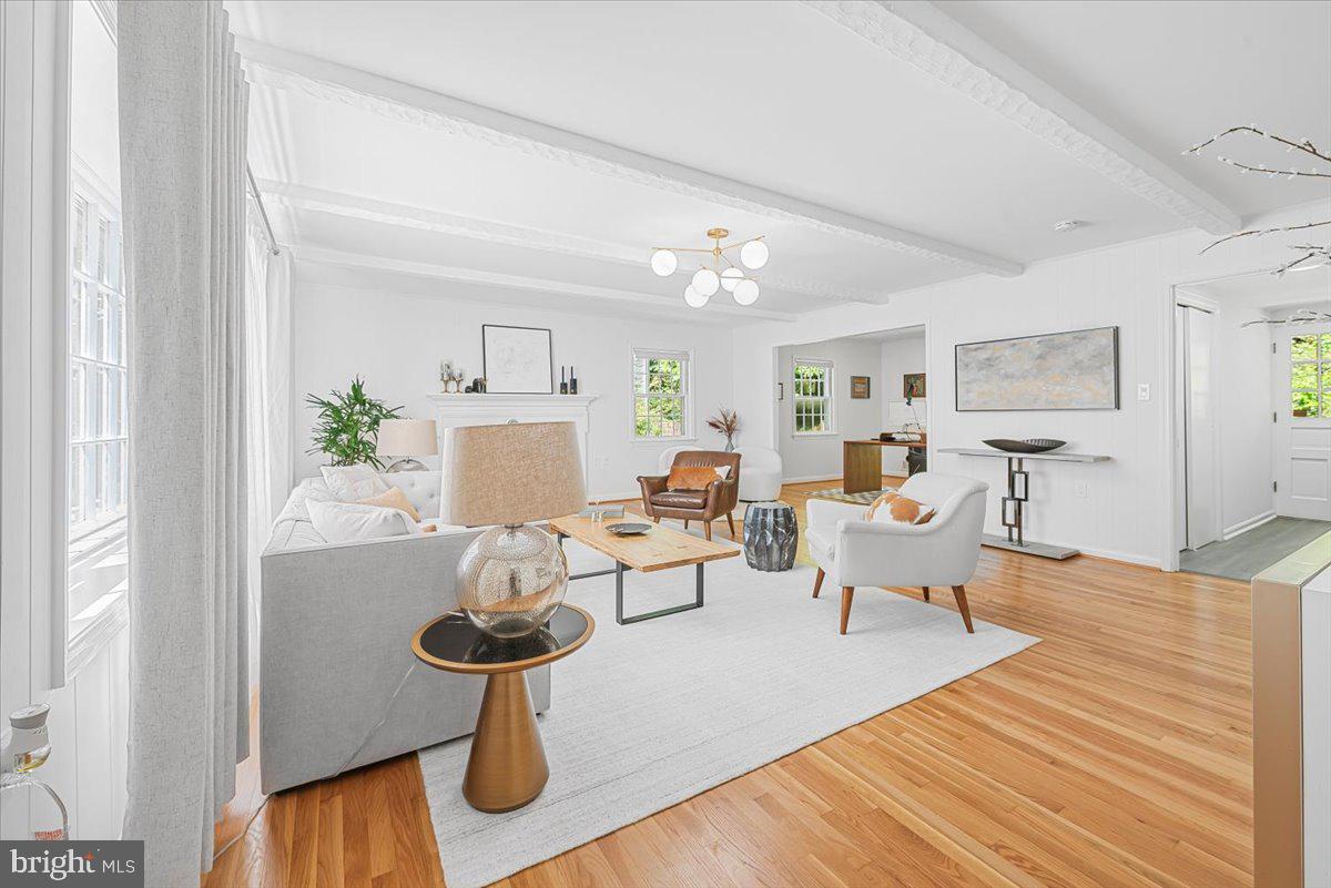 4025 N River St Property Photo 1