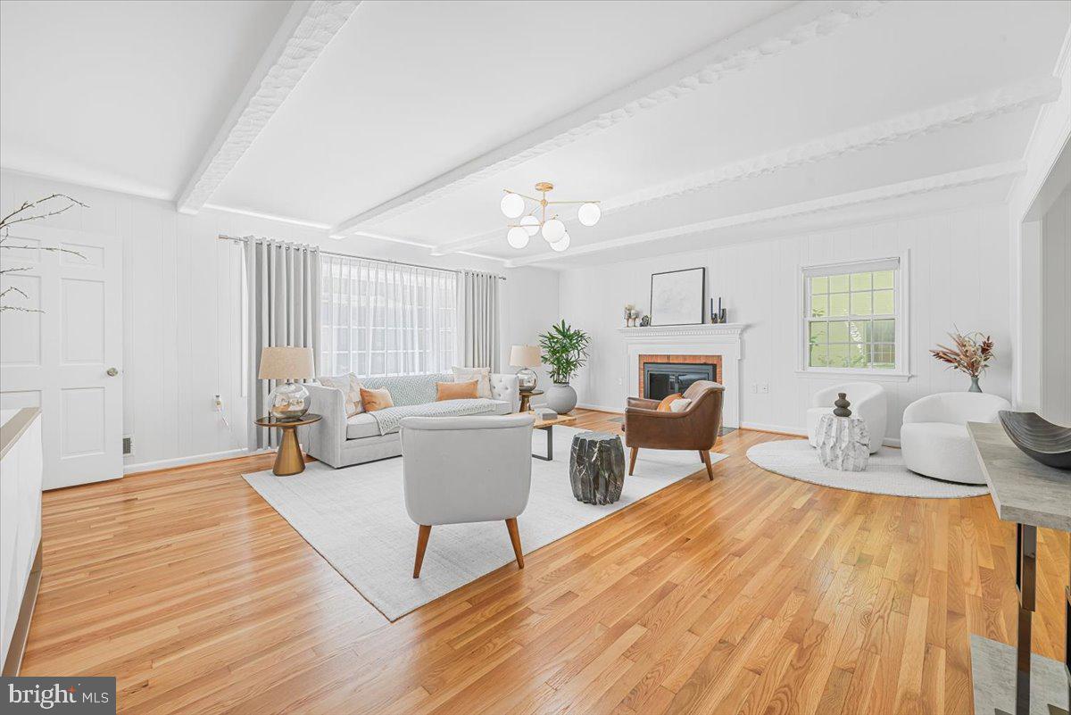 4025 N River St Property Photo 6