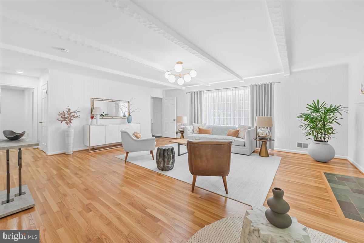 4025 N River St Property Photo 7