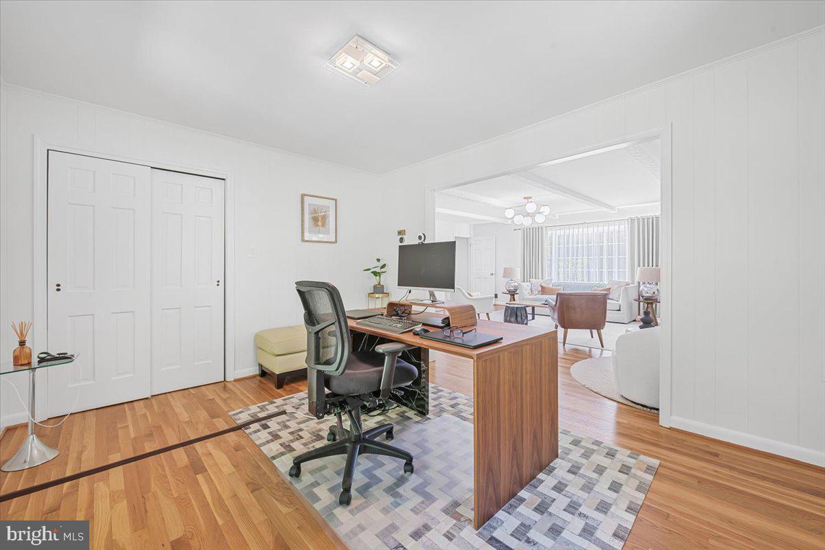 4025 N River St Property Photo 9