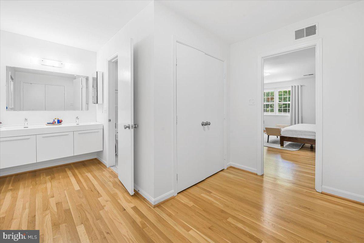 4025 N River St Property Photo 28
