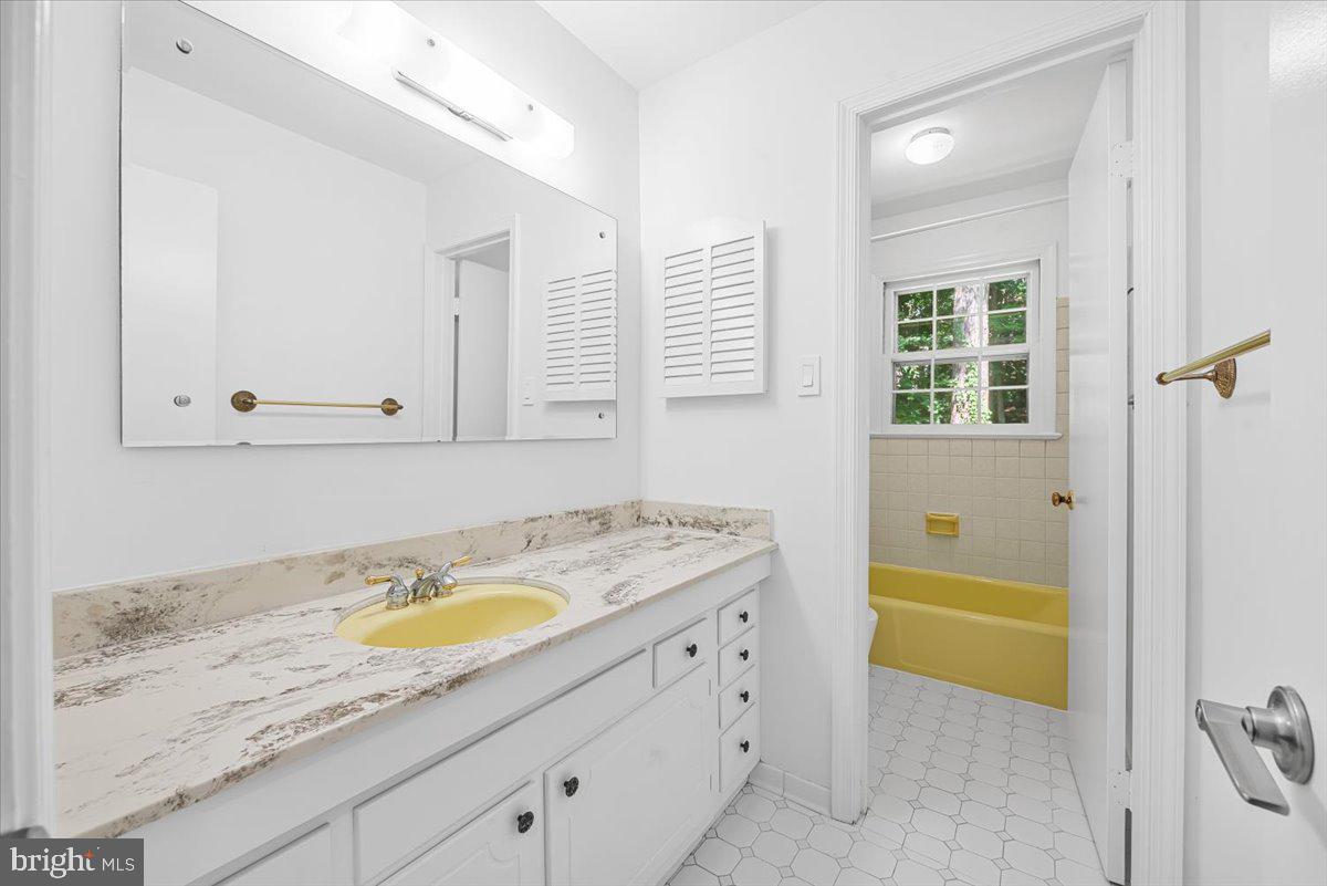 4025 N River St Property Photo 31