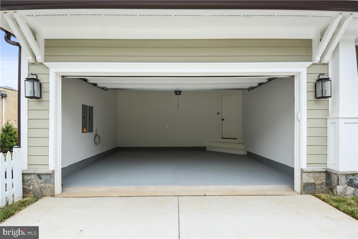 2205 N Edison St N Property Photo 3
