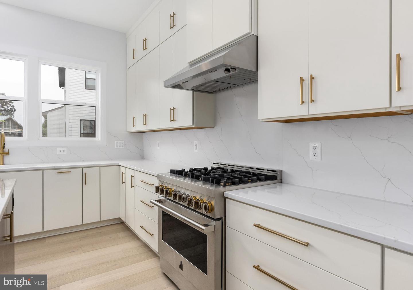 6189 8th Place N Property Photo 5