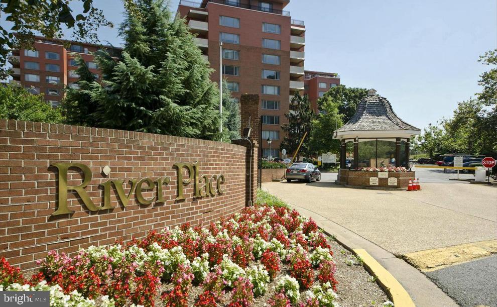 1121 Arlington Blvd #825 Property Photo 2