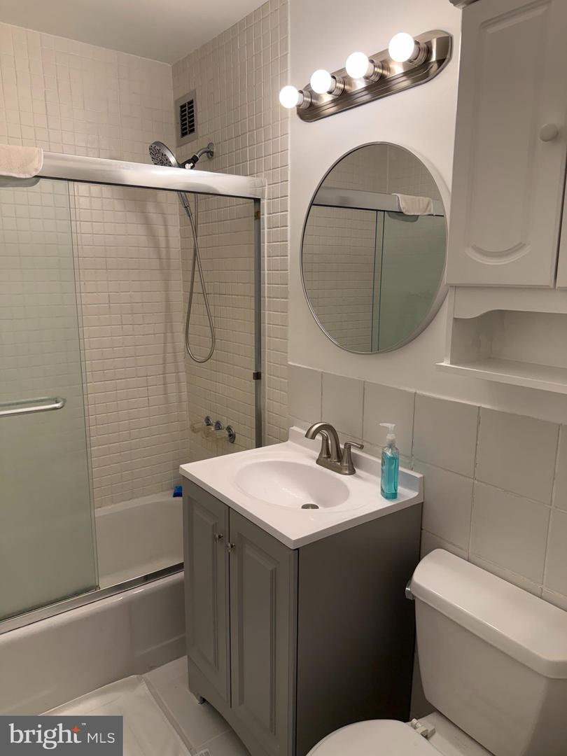 1121 Arlington Blvd #825 Property Photo 7