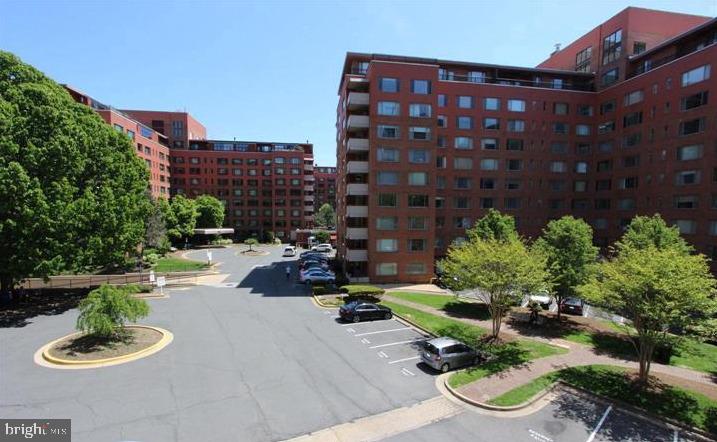 1121 Arlington Blvd #825 Property Photo 10