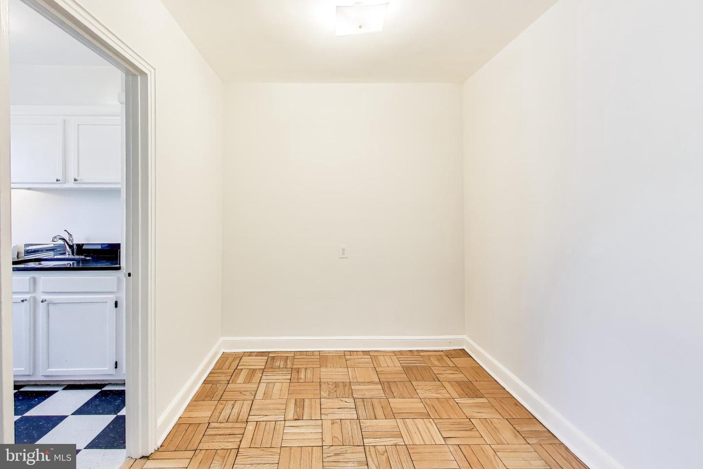 1724 N Quinn St #105 Property Photo 4