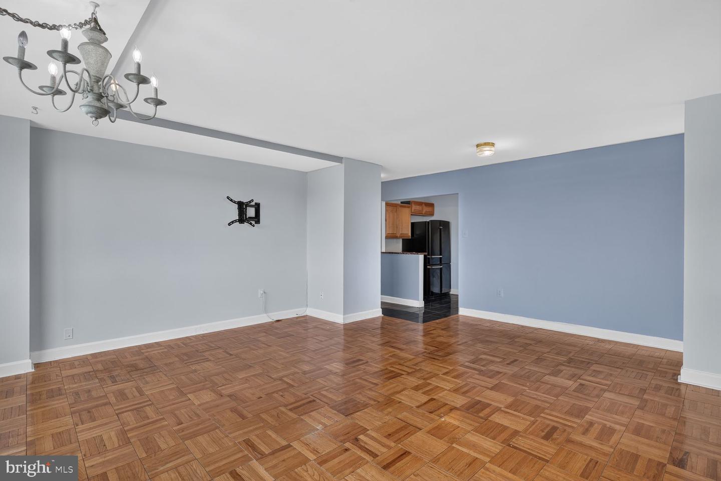 1011 Arlington Blvd #942 Property Photo 5