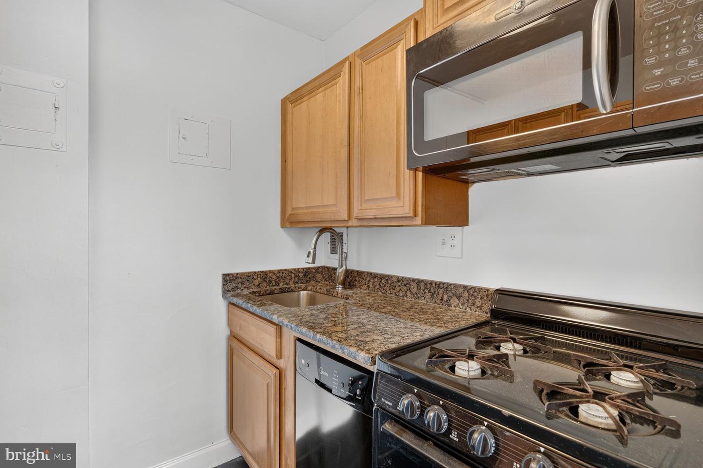 1011 Arlington Blvd #942 Property Photo 8