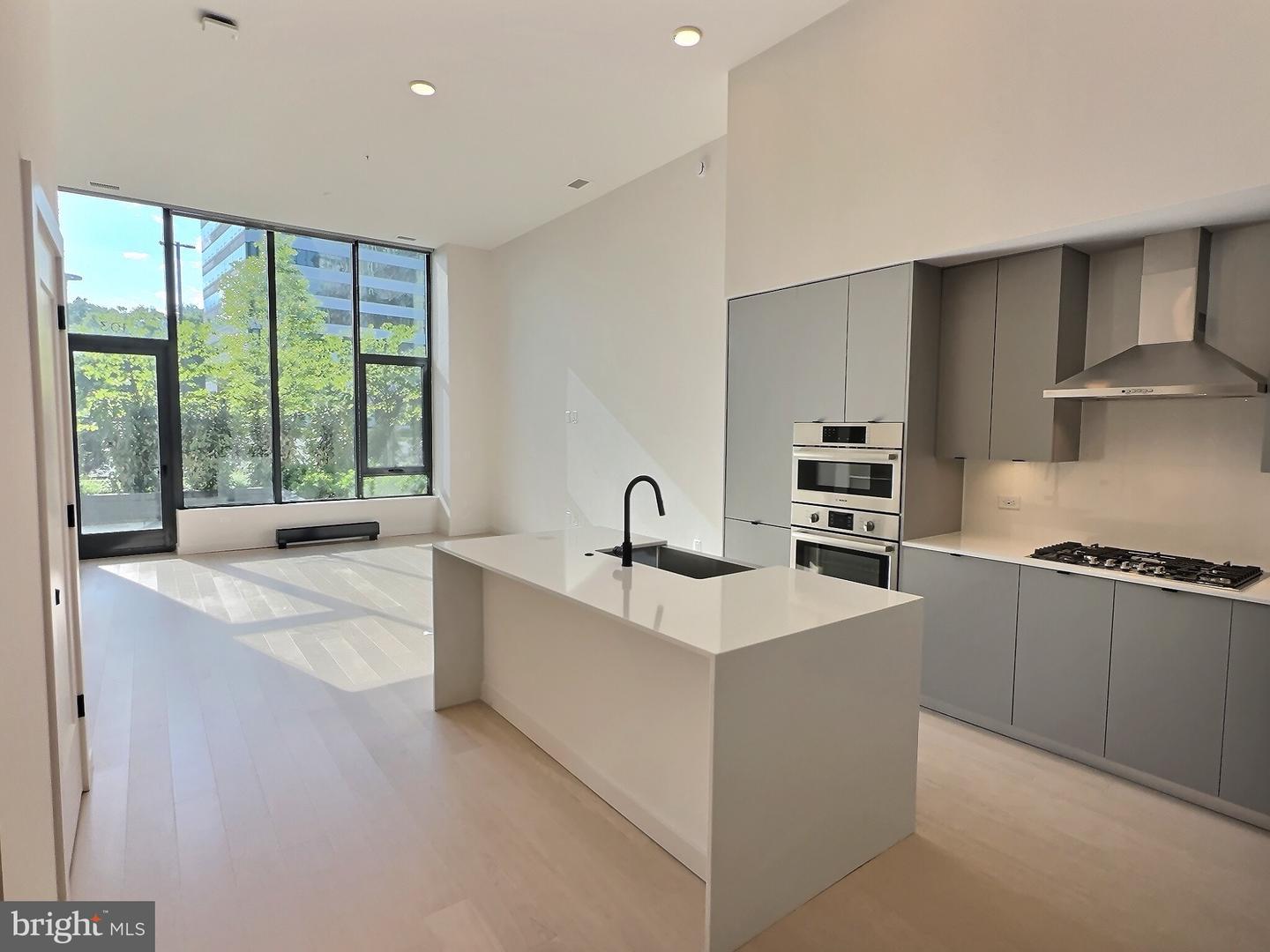 3030 POTOMAC AVE #TH6 Property Photo 1