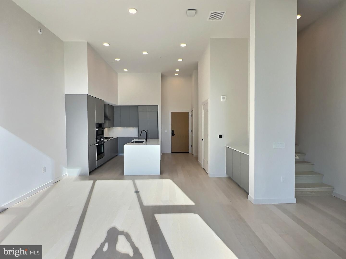3030 Potomac Ave #th6 Property Photo 2