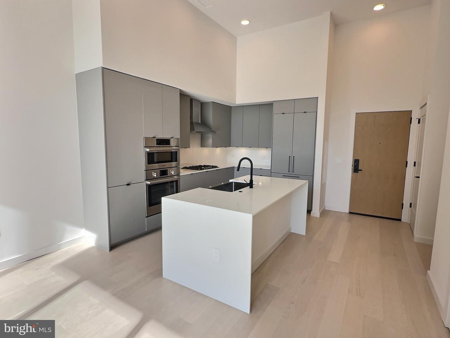 3030 Potomac Ave #th6 Property Photo 3
