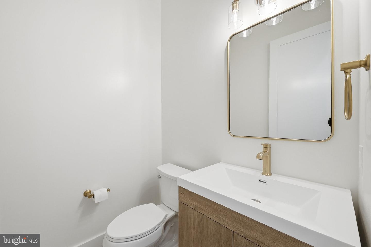 844 N Burlington St Property Photo 11
