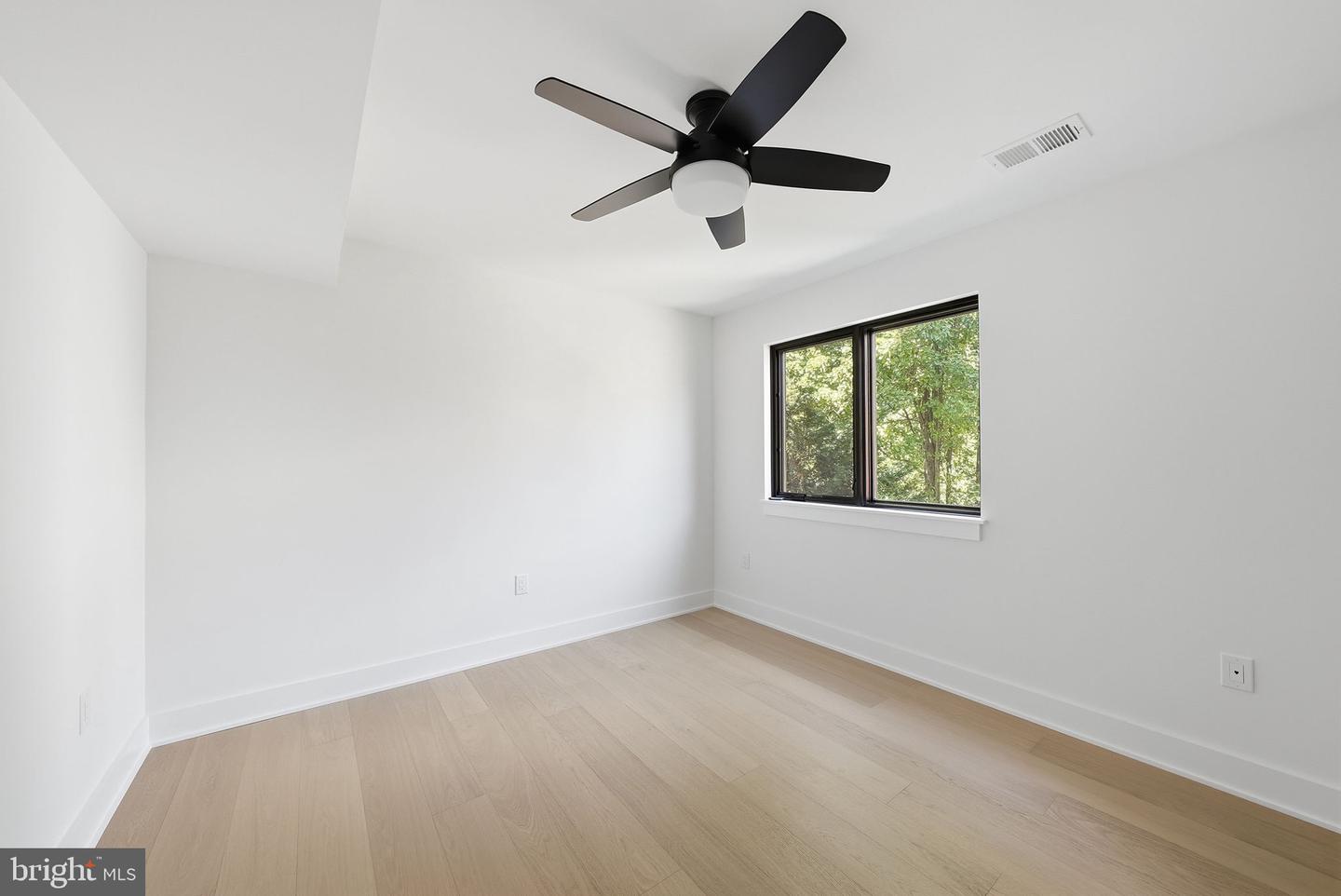 844 N Burlington St Property Photo 15