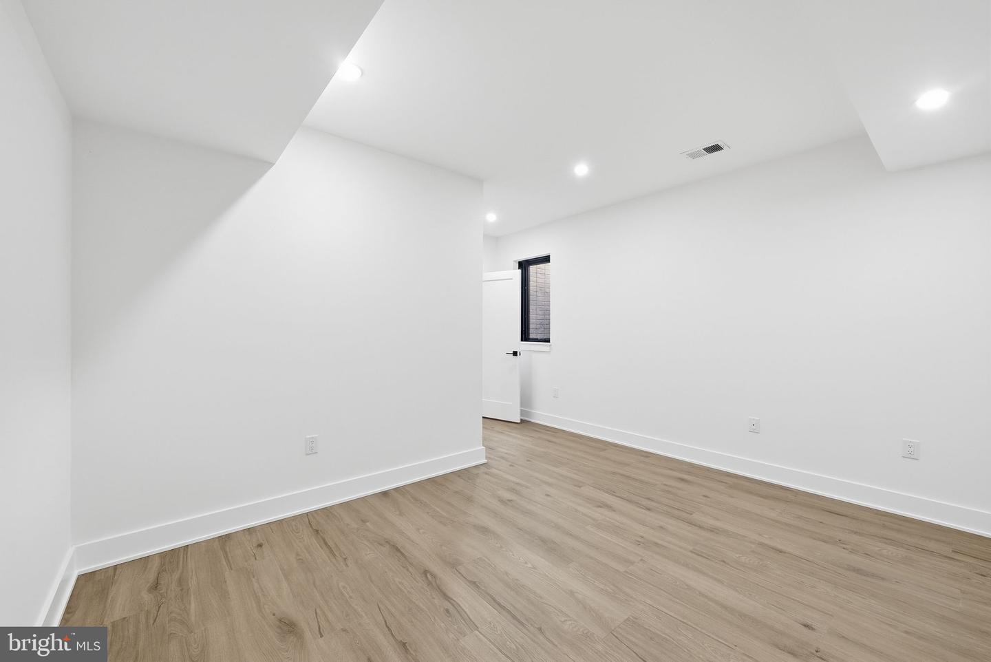 844 N Burlington St Property Photo 30