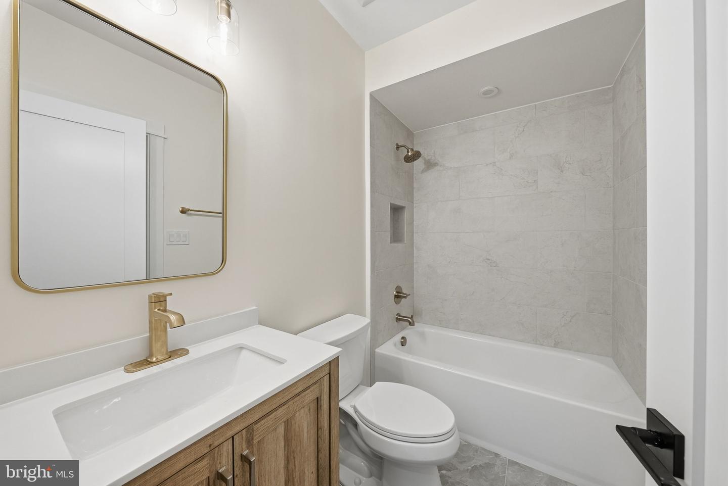 844 N Burlington St Property Photo 31