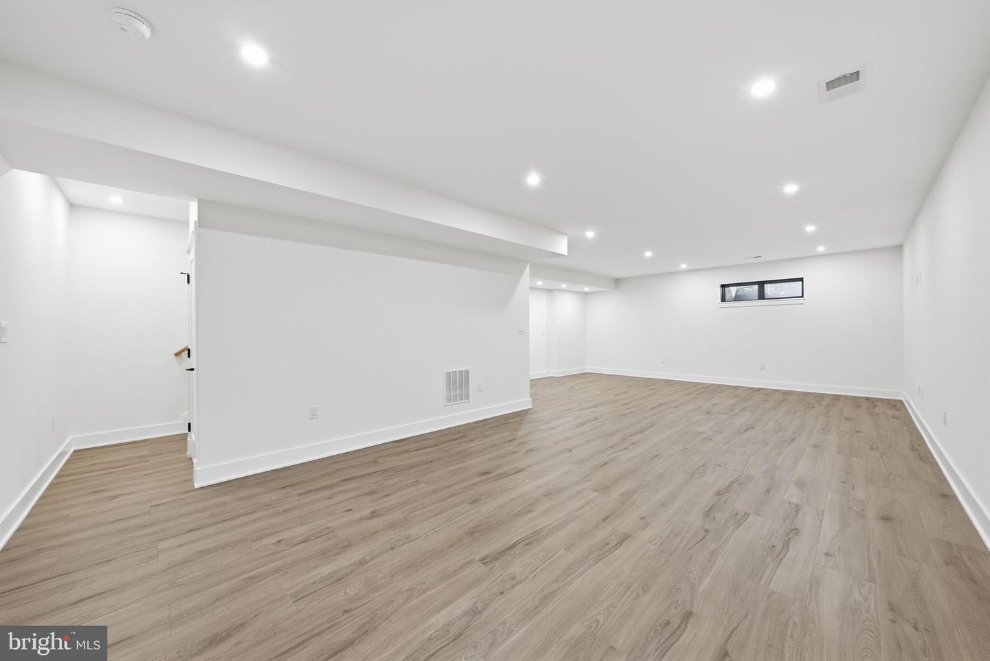 844 N Burlington St Property Photo 32