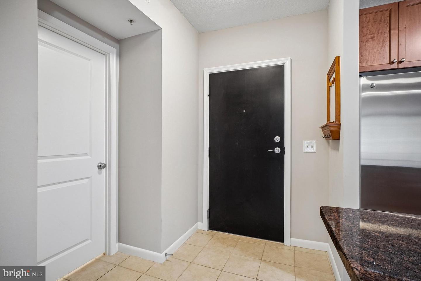 VAAR2077662 Property Photo 4