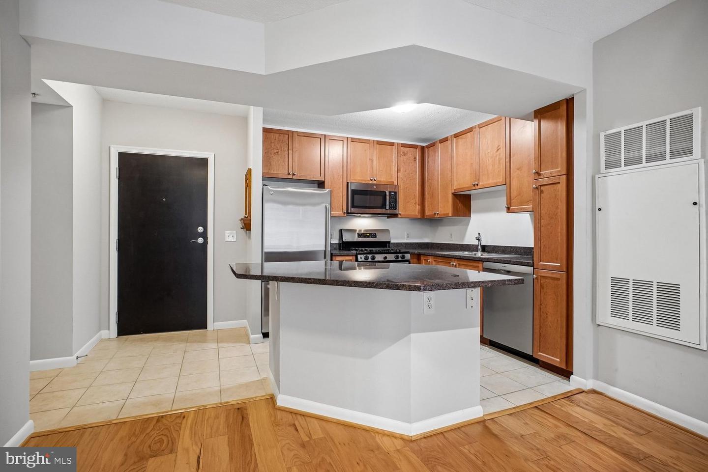 VAAR2077662 Property Photo 5