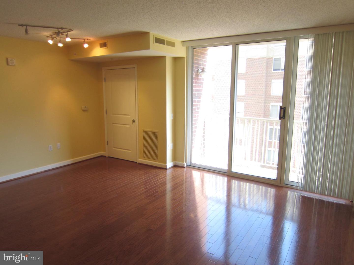 880 N Pollard St #704 Property Photo 4