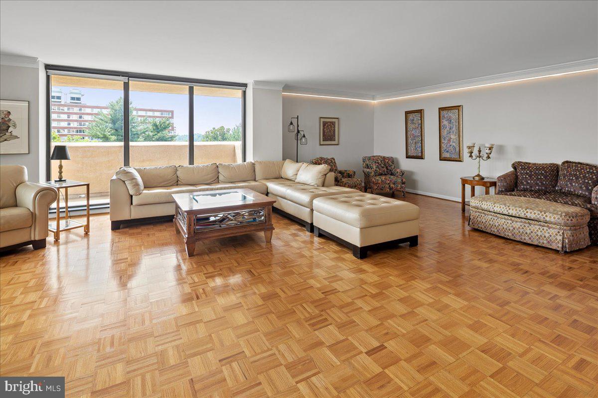 1101 S Arlington Ridge Rd #402 Property Photo 10