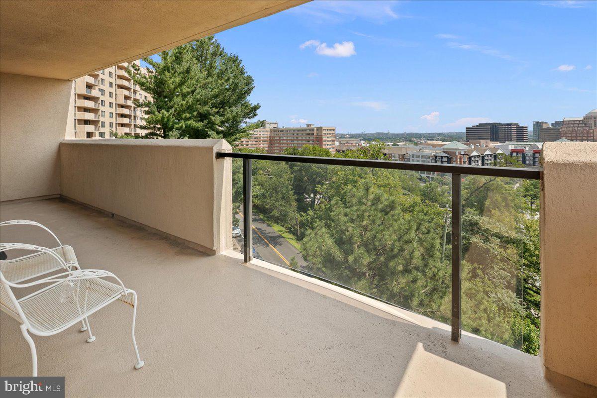 1101 S Arlington Ridge Rd #402 Property Photo 13
