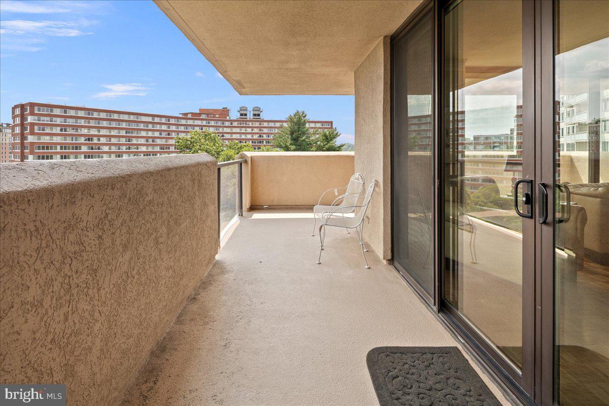 1101 S Arlington Ridge Rd #402 Property Photo 17