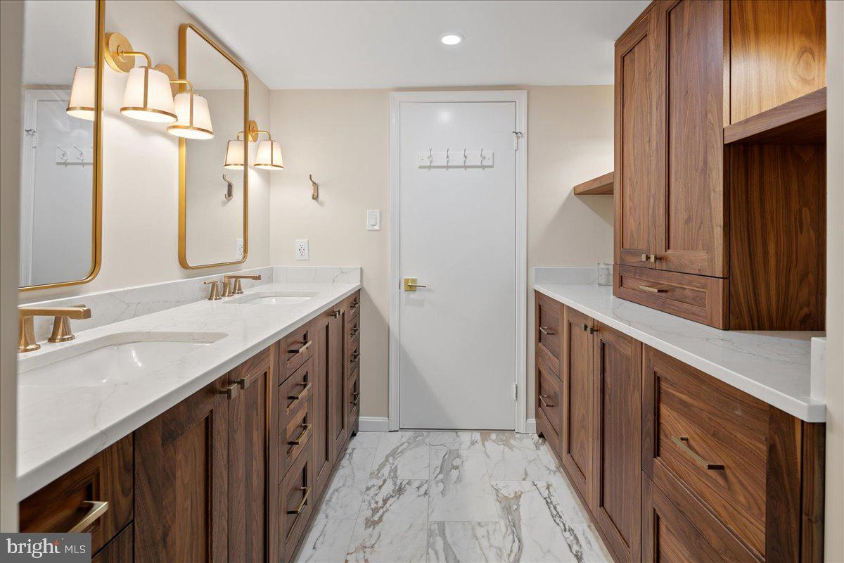 1101 S Arlington Ridge Rd #402 Property Photo 32