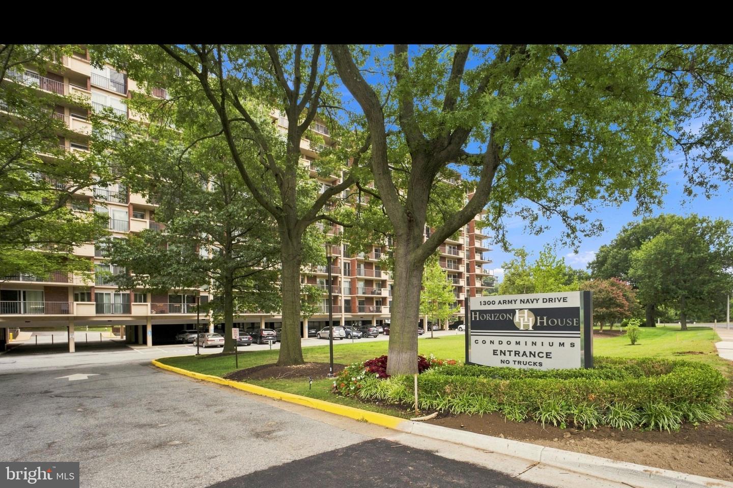 1300 Army Navy Dr #102 Property Photo 2