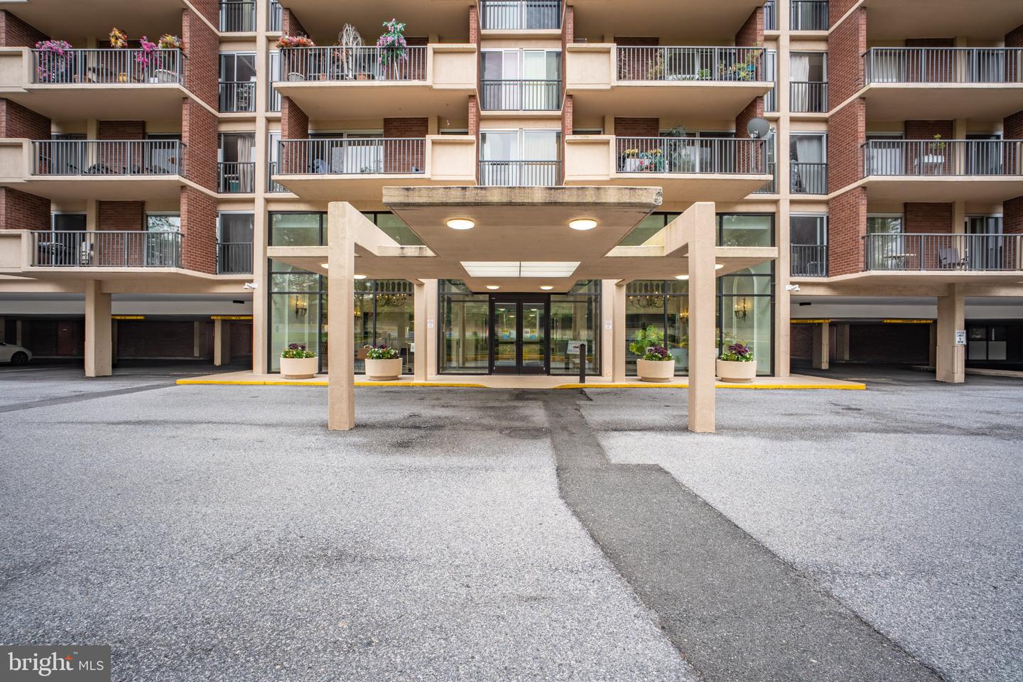 1300 Army Navy Dr #102 Property Photo 4